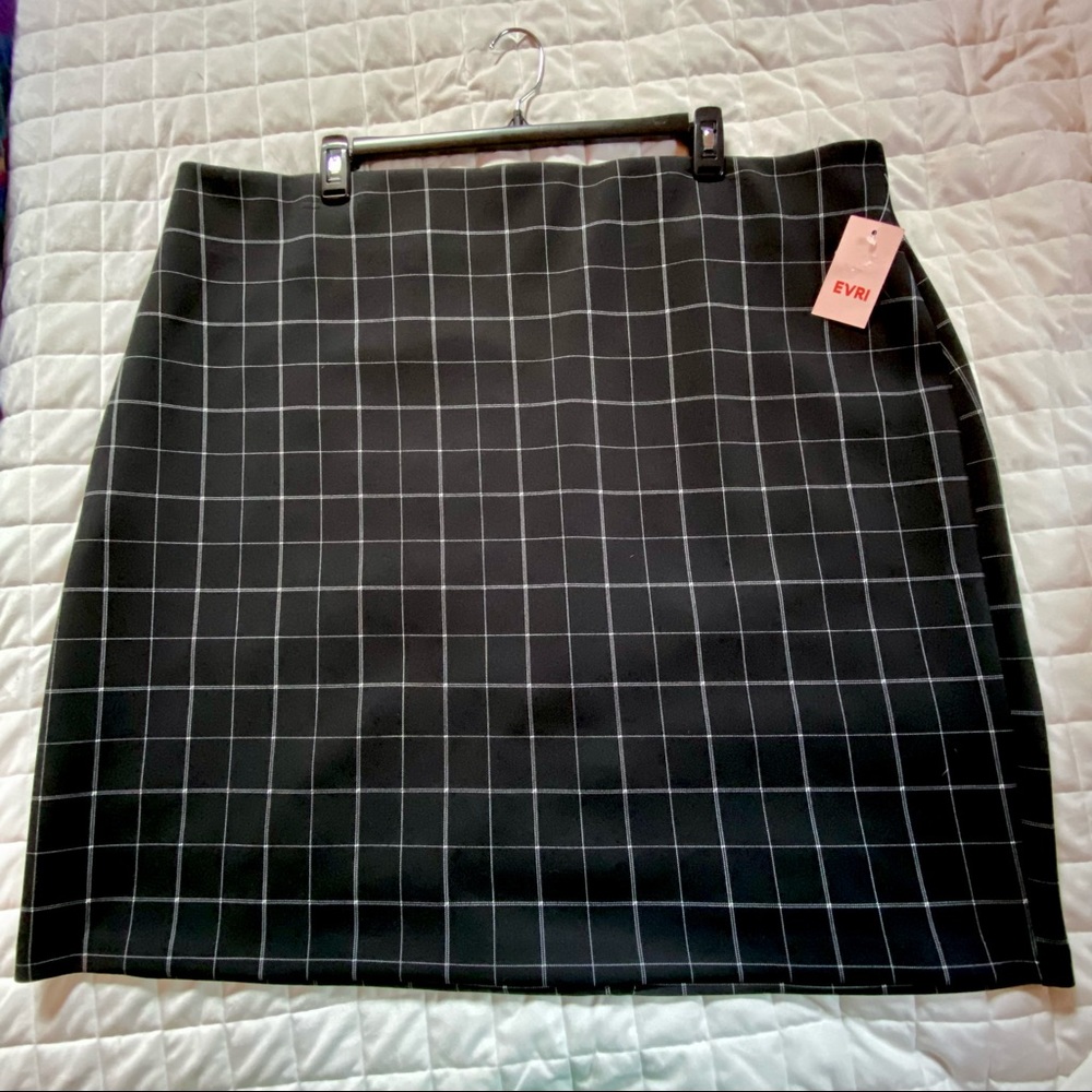LEVRI Skirt 3X Black/Fine White Plaid [poly/spandex] Pull On style NWT